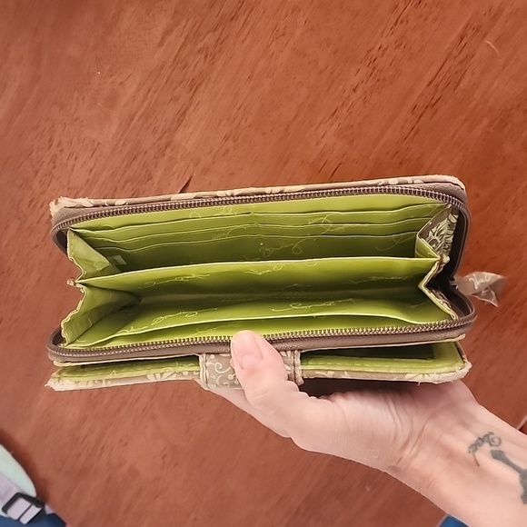 Vera Bradley clutch - Picture 5 of 5